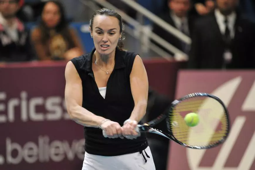 epa03102731 Martina Hingis from Switzerland in action during the legends exhibition match at the WTA GDF Suez Tennis Open 2012 in Paris, France, 12 February 2012. Martina Hingis from Switzerland and US Martina Navratilova played a doubles match against France's Amelie Mauresmo and US Monica Seles. EPA/STEPHANE REIX