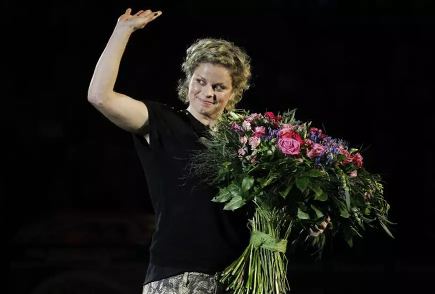epa03506425 Former world number one Kim Clijsters waves to the crowd during the Kim's Thank You Games at the Sportpaleis, in Antwerp, Belgium, 12 December 2012. Kim Clijsters played her farewell single match against U.S. Venus William during a show celebrating her career. EPA/THIERRY ROGE