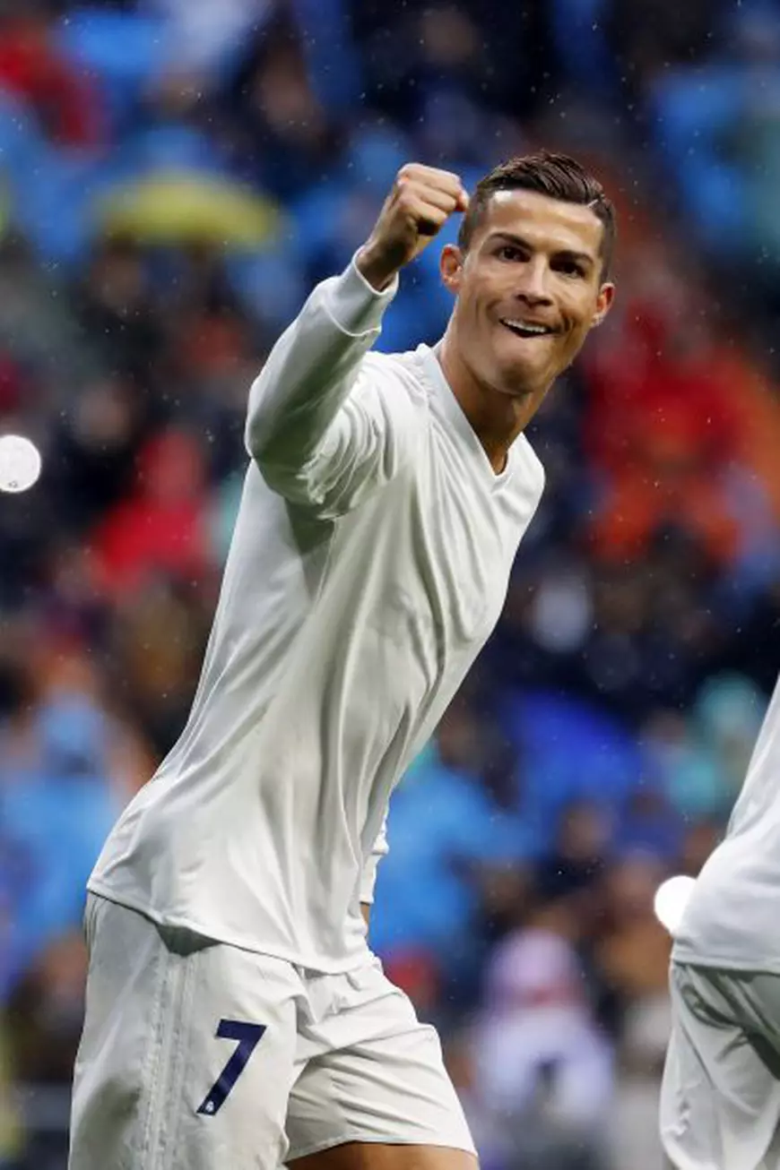 epa05648499 Real Madrid's Portuguese striker Cristiano Ronaldo celebrates after scoring a goal during the Spanish Primera Division soccer match between Real Madrid and Sporting Gijon at Santiago Bernabeu Stadium in Madrid, Spain, 26 November 2016. EPA/JUAN CARLOS HIDALGO