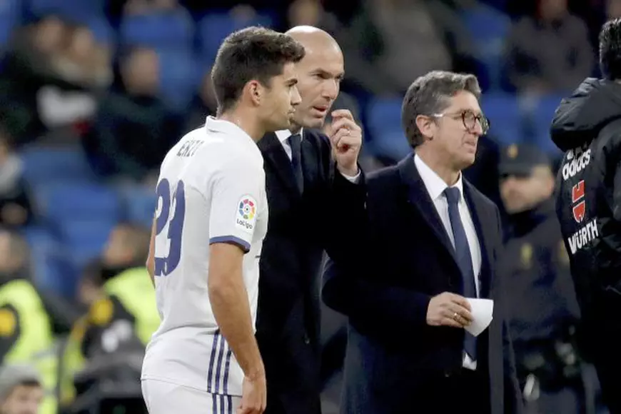 epa05654060 Real Madrid's French head coach Zinedine Zidane (C) gives instructions to his son, midfielder Enzo (L) during their second leg match of the King's Cup round of 32 played at Santiago Bernabeu stadium in Madrid, Spain on 30 November 2016. EPA/JUANJO MARTIN