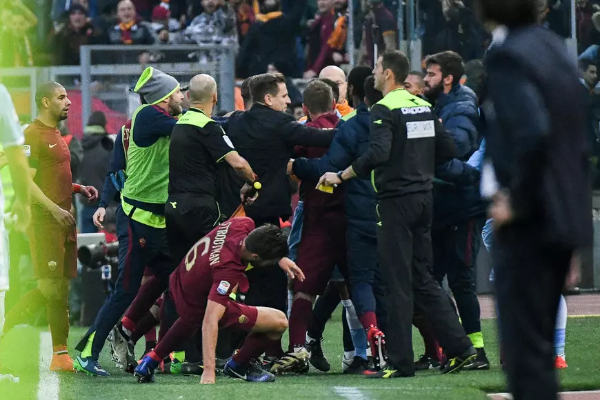 epa05659664 Lazio's and Roma's players argues during the Italian Serie A soccer match SS Lazio vs AS Roma at Olimpico stadium in Rome, Italy, 04 December 2016. EPA/ALESSANDRO DI MEO