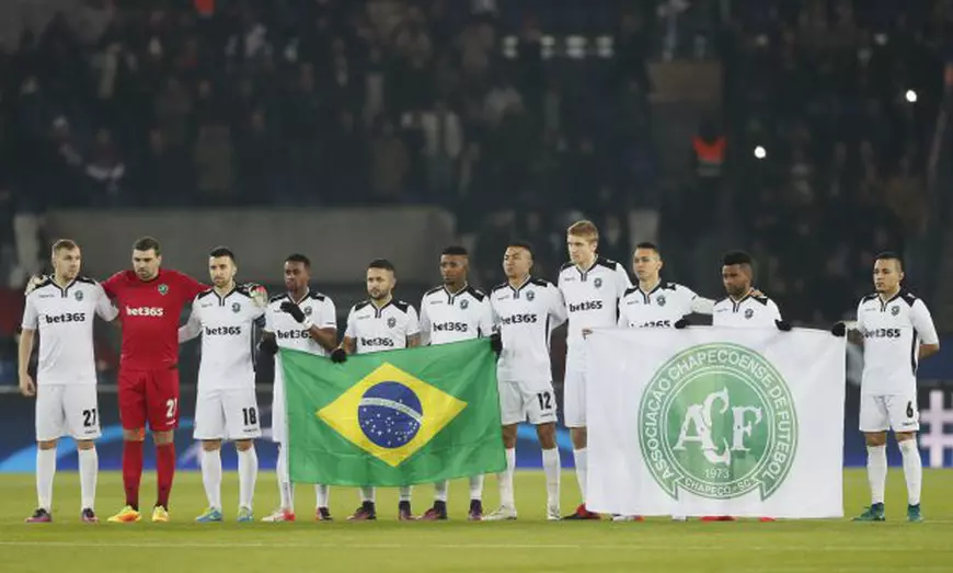 epa05662941 Players of PFC Ludogorets Razgrad pay tribute to the Chapecoense players and staff who were killed in a plane crash in Columbia, before the UEFA Champions League group A soccer match between Paris Saint Germain and PFC Ludogorets Razgrad at the Parc des Princes stadium in Paris, France, 06 December 2016. EPA/IAN LANGSDON