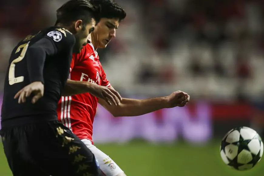 epa05662947 Benfica's Goncalo Guedes in action with Napoli's Hysaj during the UEFA Champions League group B soccer match at Luz stadium, in Lisbon, Portugal, 6 December 2016. EPA/MARIO CRUZ
