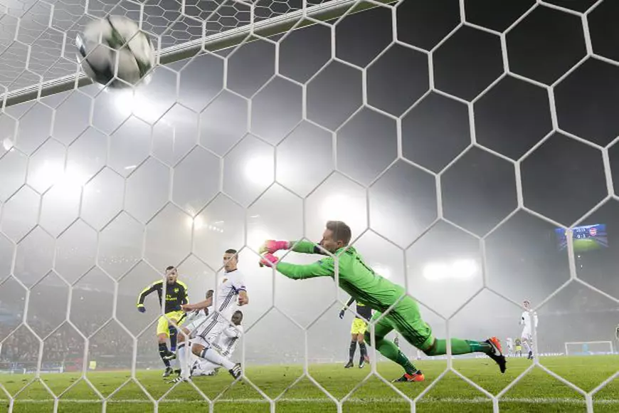 epaselect epa05663019 Arsenal's Lucas Perez, left, scores a goal during an UEFA Champions League Group stage Group A soccer match between FC Basel 1893 and Arsenal FC at the St. Jakob-Park stadium in Basel, Switzerland, 06 December 2016. EPA/GEORGIOS KEFALAS