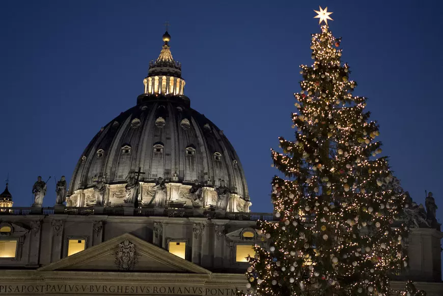 epa05667864 An illuminated Christmas tree, measuring 25 meters high, that was donated by the Trentino community (Northern Region of Italy) on display for the Christmas holidays in Saint Peter's Square, Vatican City, 09 December 2016. EPA/MAURIZIO BRAMBATTI