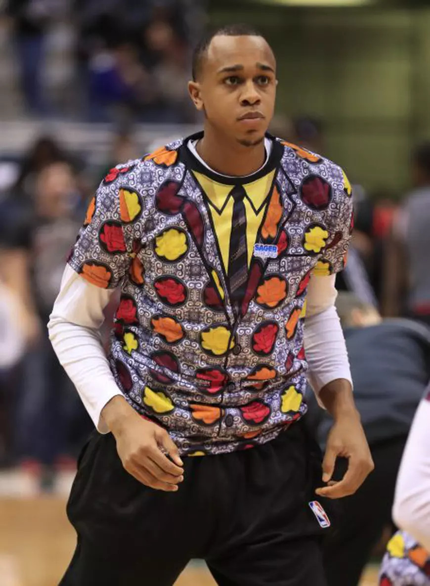 epa05677599 Milwaukee Bucks forward John Henson wears a shirt to honor the late sports broadcaster Craig Sager as he warms up before the start of their NBA game against the Chicago Bulls at the BMO Harris Bradley Center in Milwaukee, Wisconsin, USA 15 December 2016. Sager died after a two year battle from a rare form of cancer at the age of 65 on 15 December. EPA/TANNEN MAURY