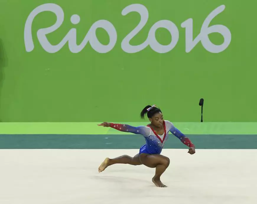 Simone Biles, în timpul exerciţiului la sol, datorită căruia a câştigat o medalie de aur la Jocurile Olimpice de la Rio de Janeiro. (FOTO: HEPTA)