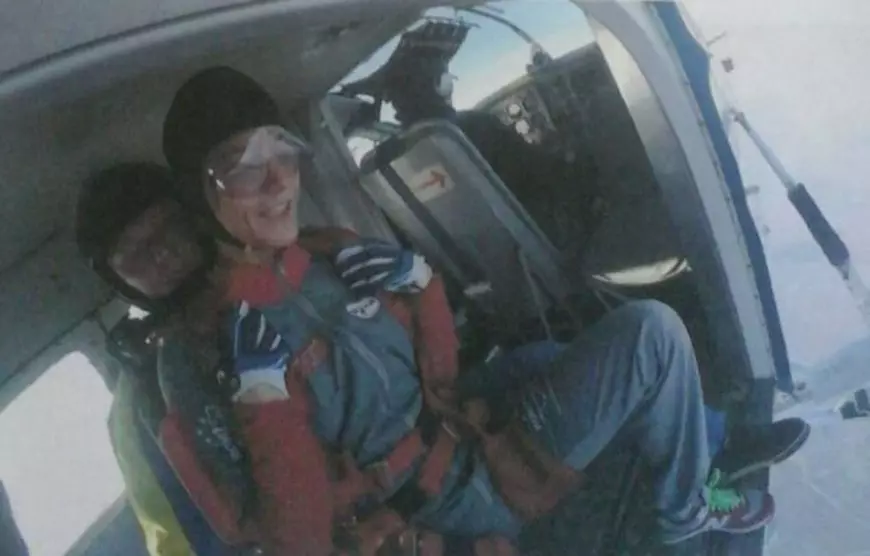 instructorul adrian costandache si handbalista Andreea Nica, înainrea saltului mortal