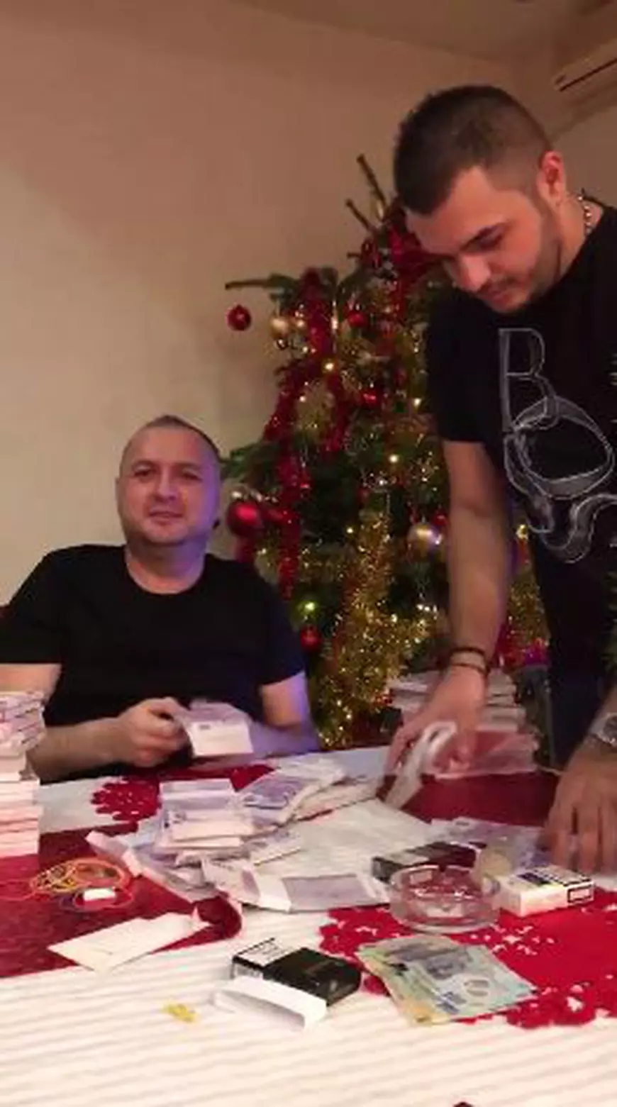 Leo de la Strehaia se laudă cu mormanul de bani: dansează, cântă și numără euro
