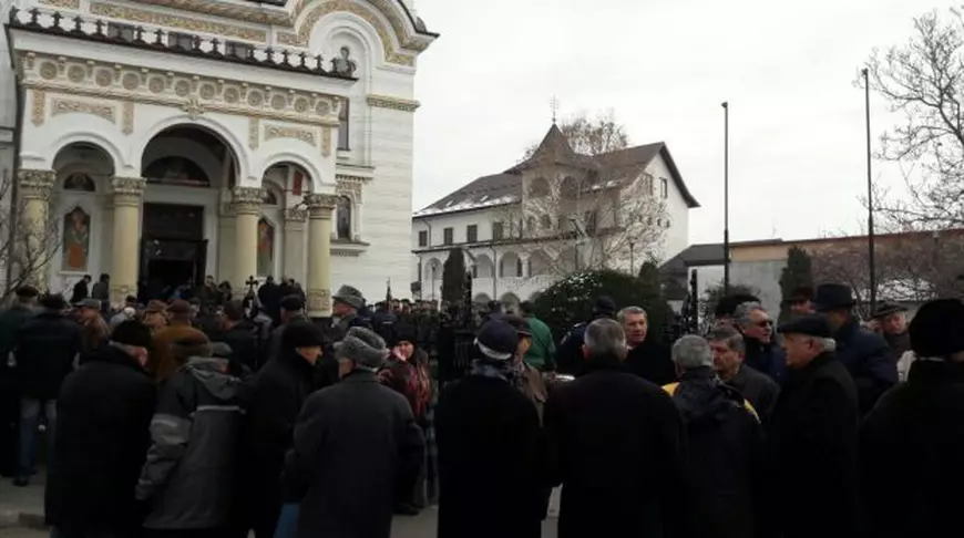 Zi de doliu în Argeș pentru înmormântarea lui Constantin Stroe. Fostul director al uzinei Dacia, condus pe ultimul drum