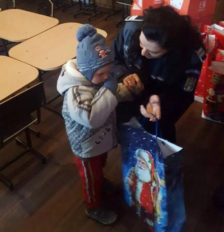 Moș Crăciun este ajutat de mascați să ajungă copiii din Teleorman și Iași