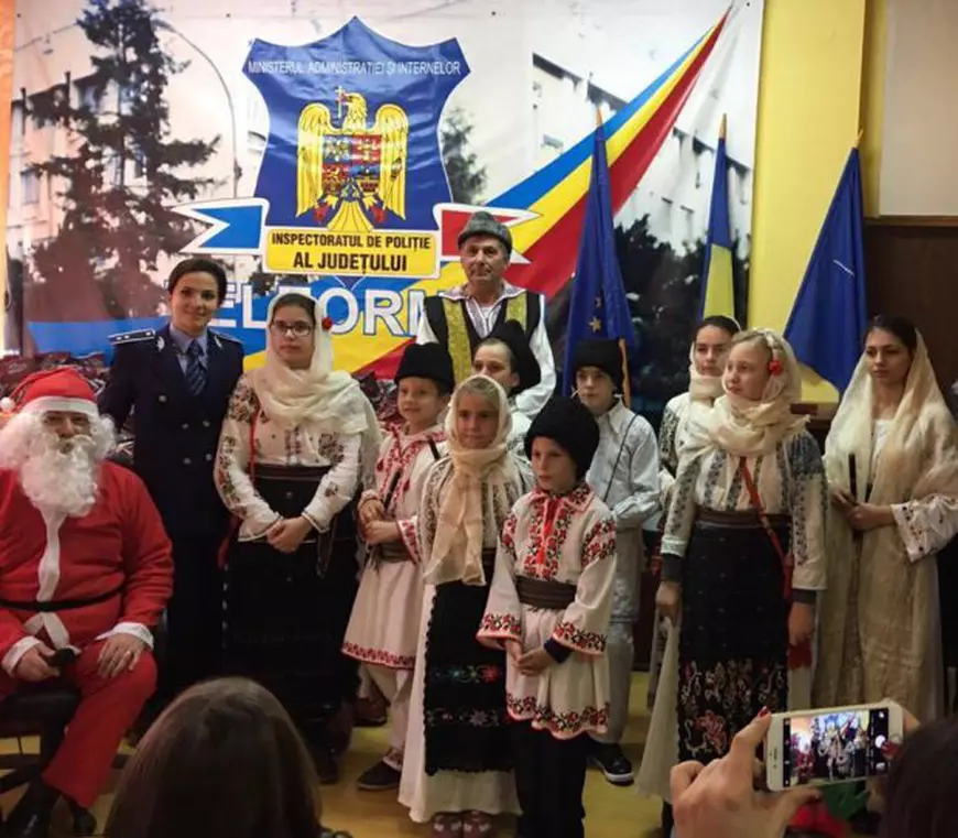 Moș Crăciun este ajutat de mascați să ajungă copiii din Teleorman și Iași