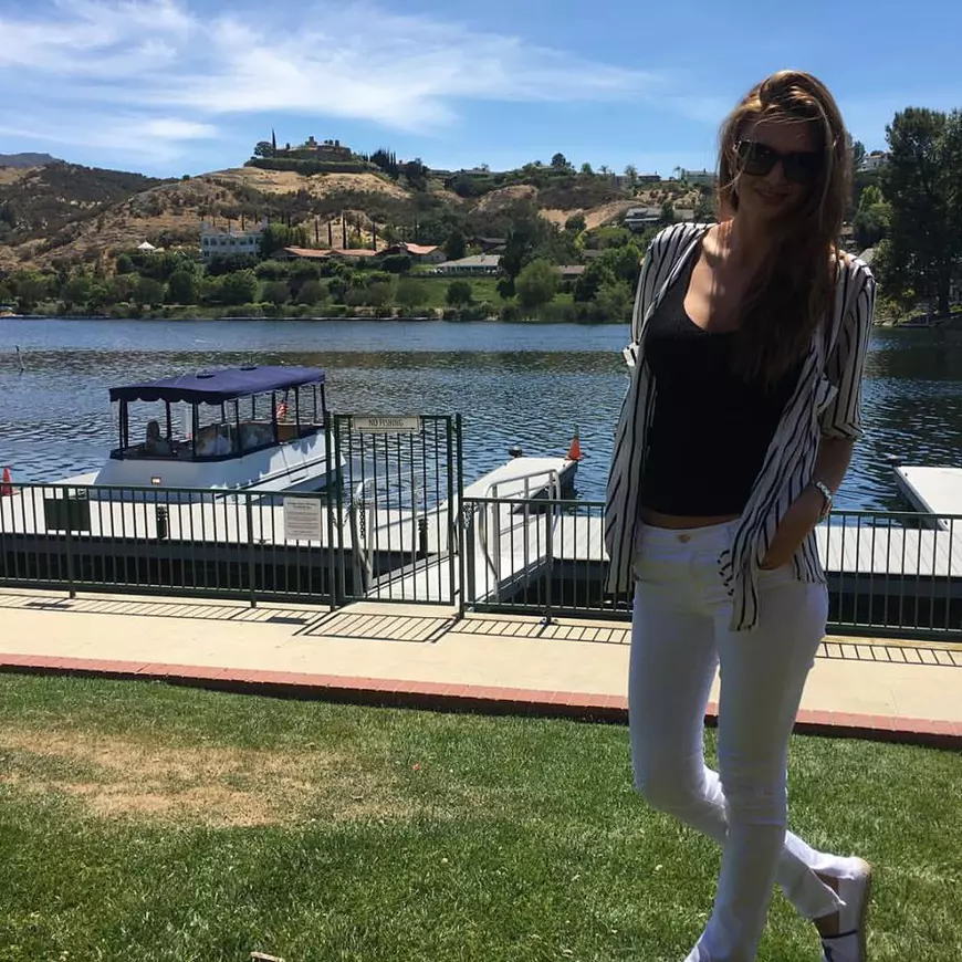 Ramona Gabor s-a fotografiat pe malul unei ape, în California