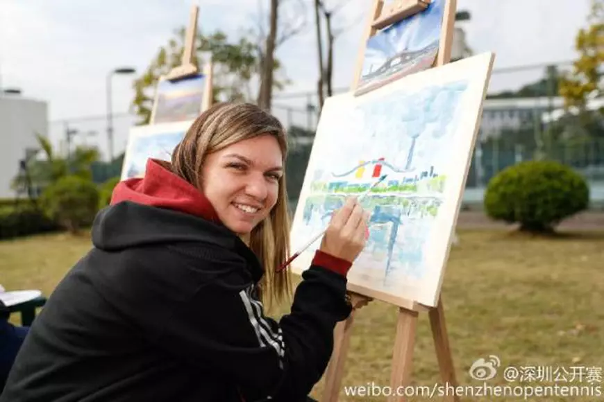 Simona Halep a jucat tenis deghizată într-un urs polar gigant / VIDEO