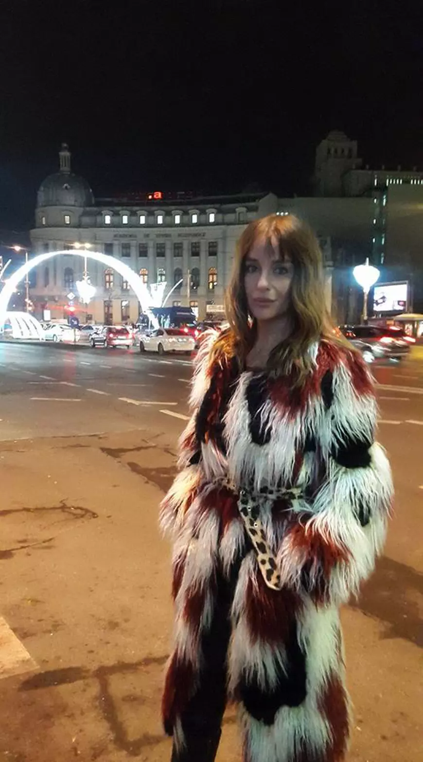 Tania Budi s-a fotografiat la ceas de seară la Piața Romană, îmbrăcată într-o haină de blană