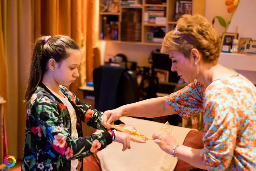 Cum arată fetița lui Teo Trandafir: a crescut și își ajută mama la împodobitul bradului de Crăciun