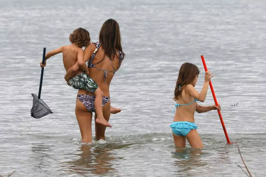Alessandra Ambrosio, distracție la plajă alături de copiii ei 