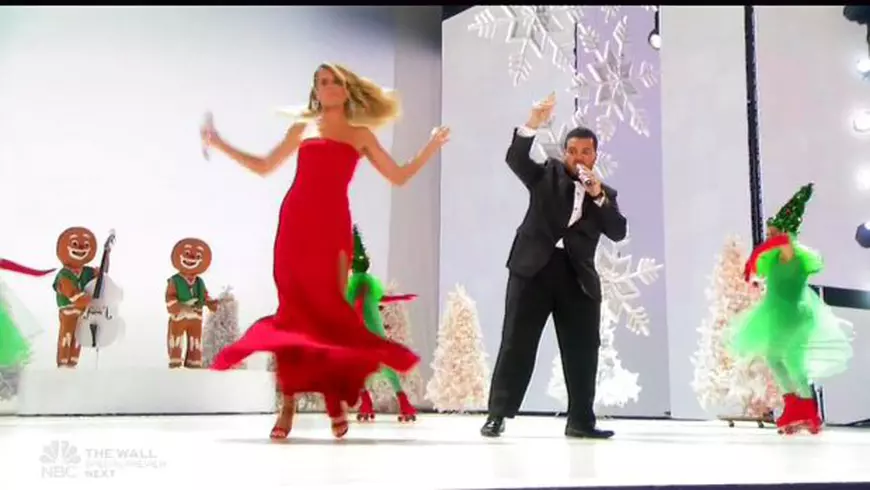 Heidi Klum și-a făcut debutul în muzică. Ea a căzut pe scenă, însă totul a făcut parte din coregrafie 