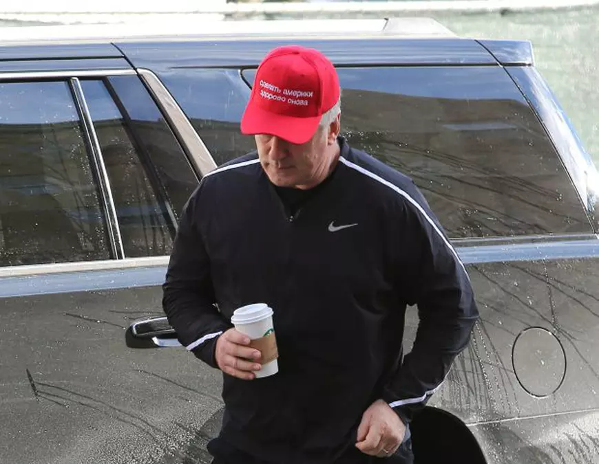 Alec Baldwin îl atacă pe Donald Trump cu un mesaj în limba rusă 