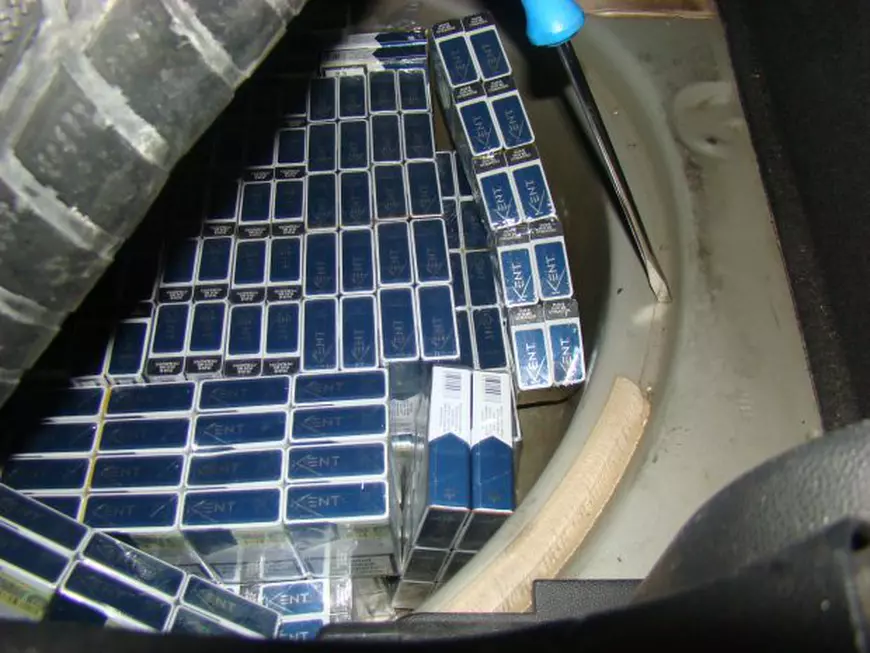 Peste 1.000 de țigarete ascunse în filtrelele de aer 