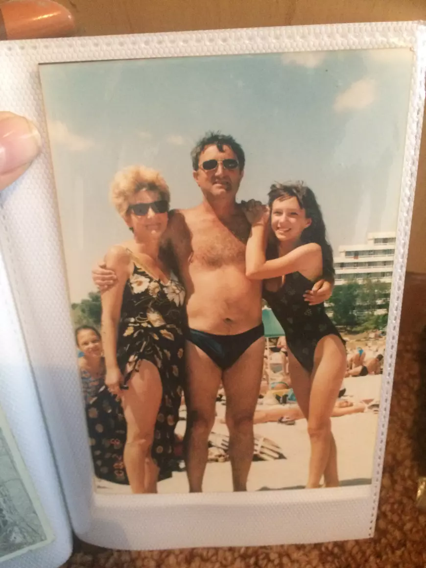 Adela Popescu, în adolescență, la mare, cu părinții săi