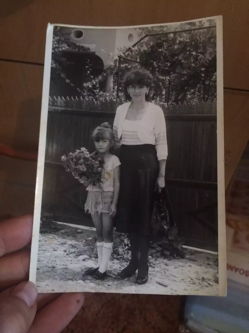 Adela Popescu, în copilărie, alături de mama ei