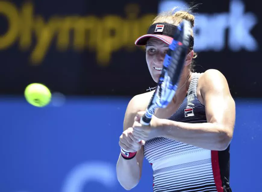 Irina Begu, returnează mingea în terenul advers, în timpul meciului cu Svetlana Kuznețova de la Sydney. (FOTO: EPA)