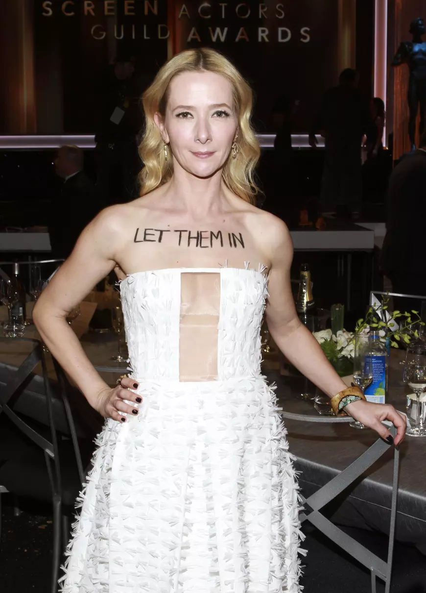 Actrița Jocelyn Towne și-a scris pe piele mesajul „Lasă-i să intre (n.r.- în țară)”