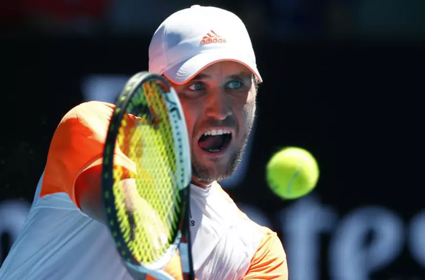 Mischa Zverev, returnând mingea în terenul lui Andy Murray, în optimile de finală ale Australian Open. (FOTO: EPA)