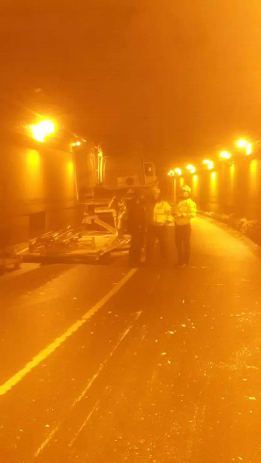 Și-a ”cojit” duba de tavanul Pasajului Unirii