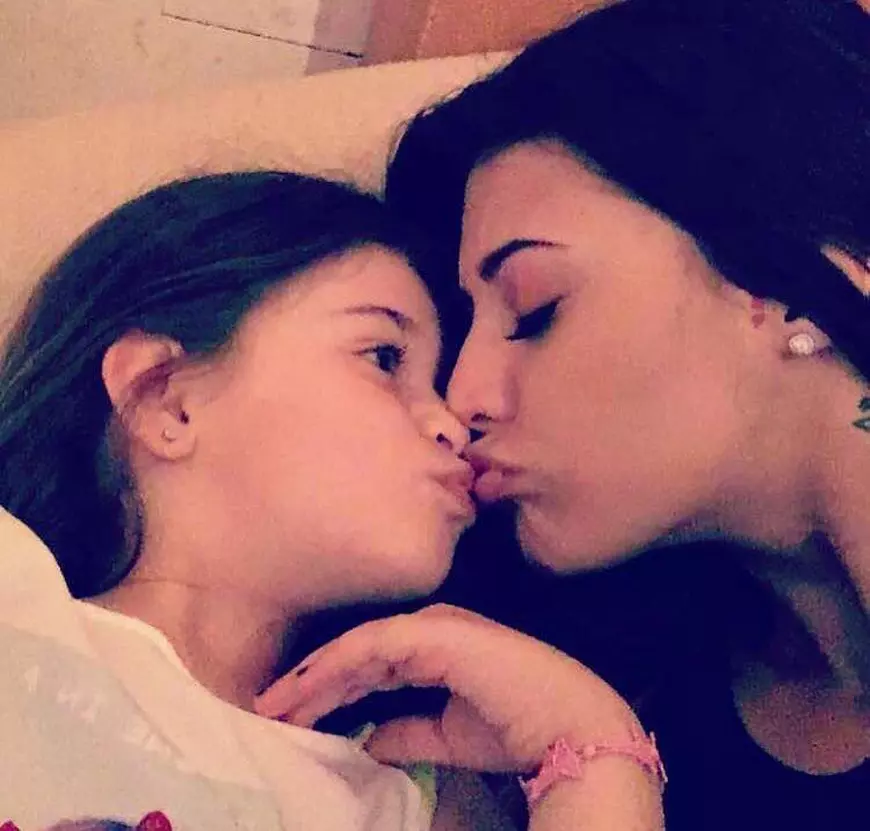 Antonia și fiica ei, Maya, într-un moment de tandrețe