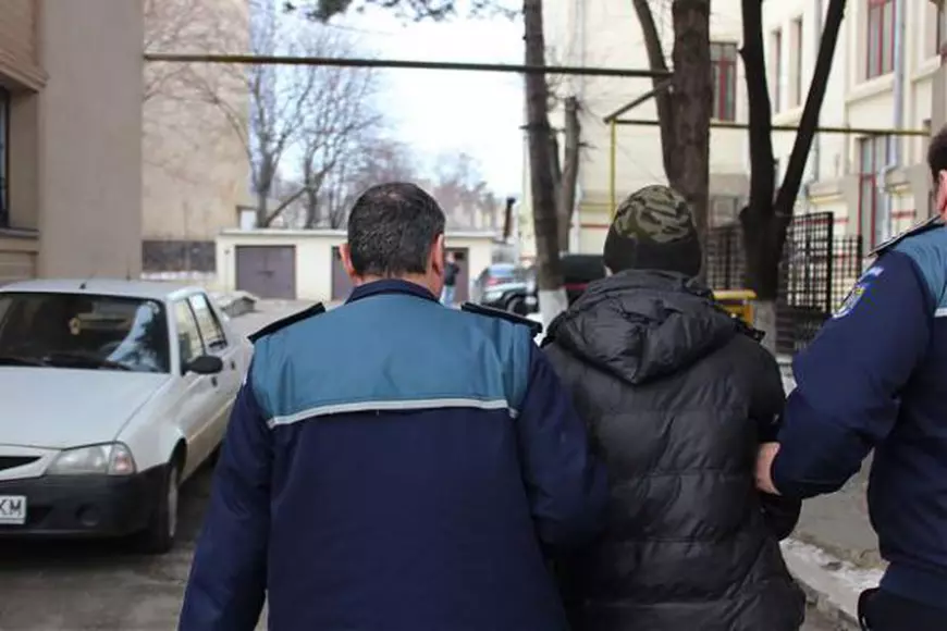 Un adolescent din județul Botoșani și-a violat sora mai mică. Băiatul de 17 ani a fost arestat, după ce și-a terorizat întreaga familie