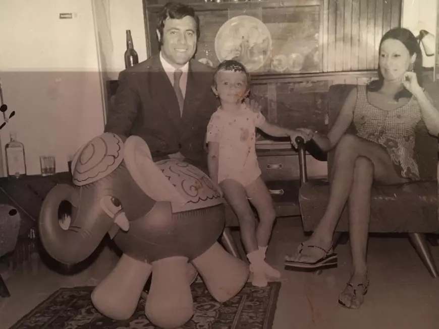 Dana Săvuică în copilărie, alături de părinții săi