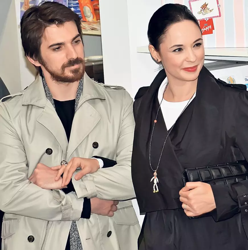 Andreea Marin îl ține de braț pe cel care i-a fost soț, Tuncay Ozturk, la un eveniment monden