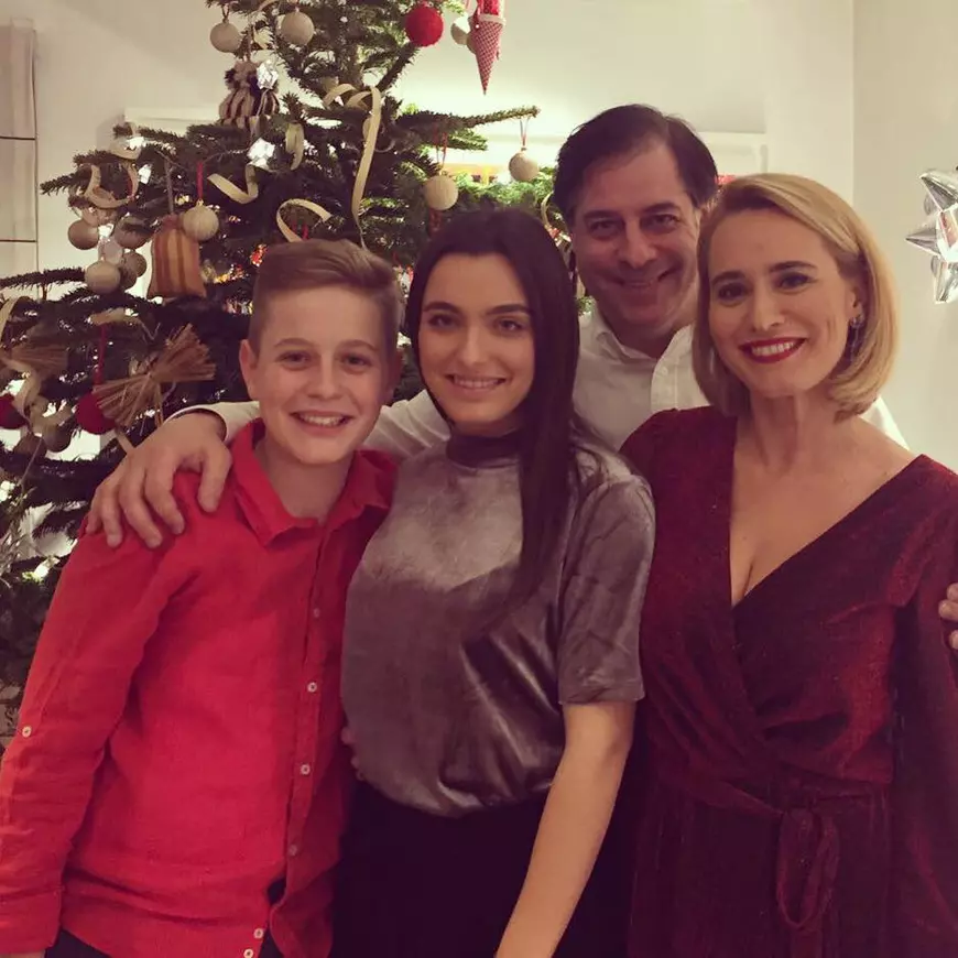 Andreea Esca, soțul ei și cei doi copii ai lor, lângă bradul de Crăciun, în 2016