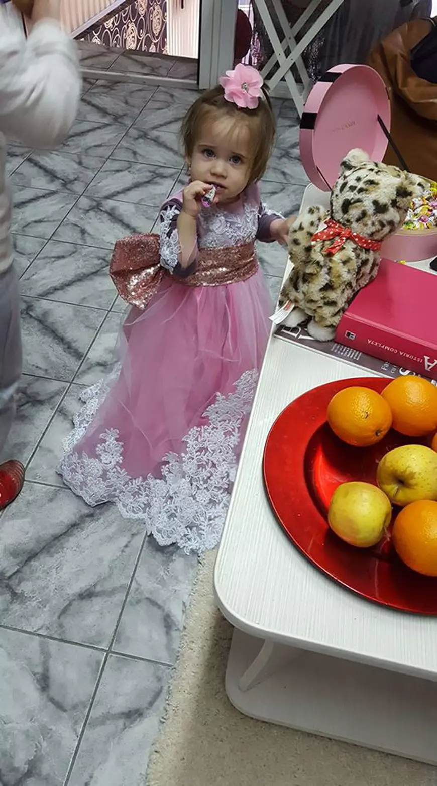 Izabela, fetița Sânzianei Buruiană, îmbrăcată în prințesă