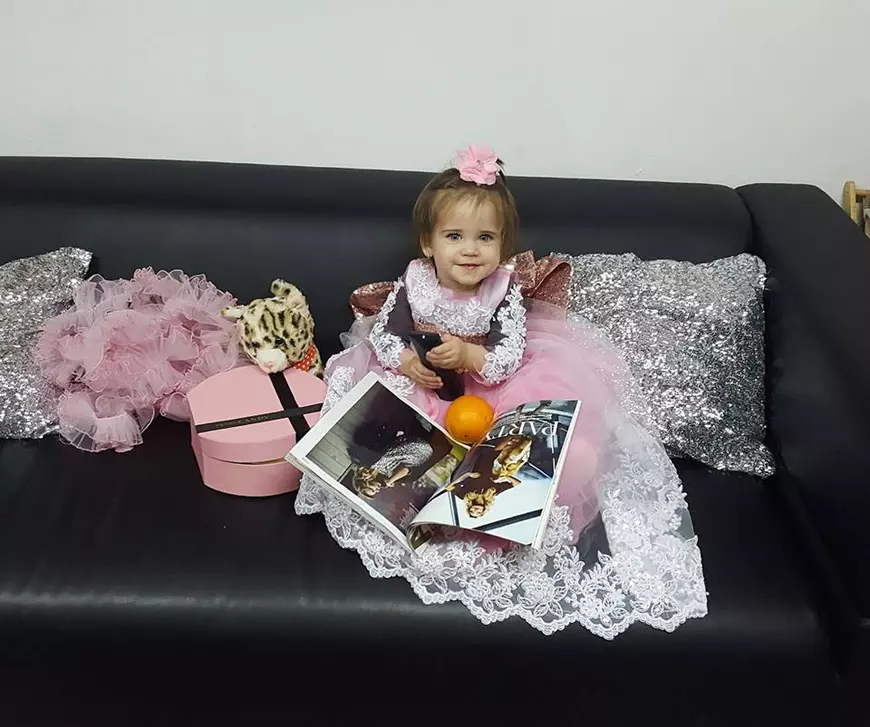 Izabela, fetița Sânzianei Buruiană, îmbrăcată în prințesă