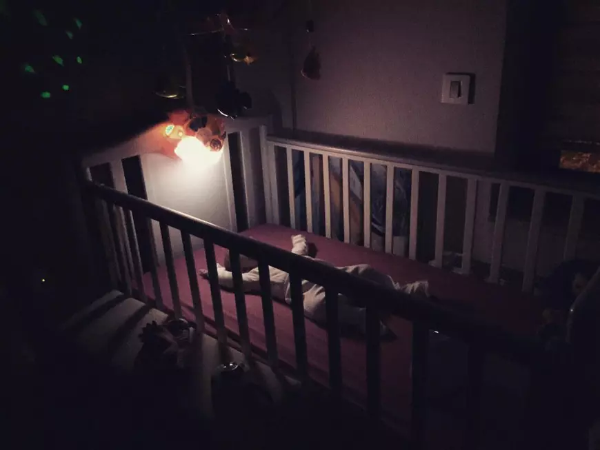 George Burcea a fotografiat-o pe fiica sa, Ella, în timp ce doarme în pătuț