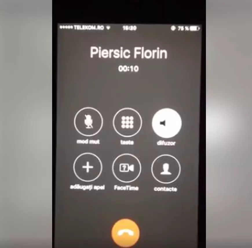 Ecranul telefonului lui Dan negru, pe care apare numele lui Florin Piersic