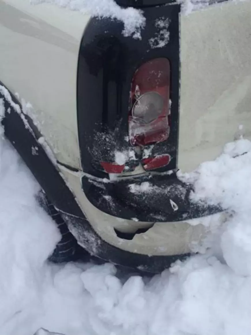 Mașina Denisei de la Bambi a fost lovită în parcare.