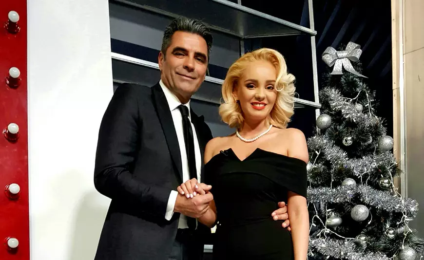 Maria Constantin și Marcel Toader, îmbrățișați lângă bradul de Crăciun