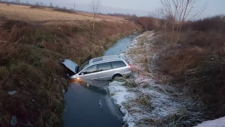 Au plonjat cu mașina într-un canal de irigații din Arad. Aventură șocantă pentru doi soți la începutul noului an