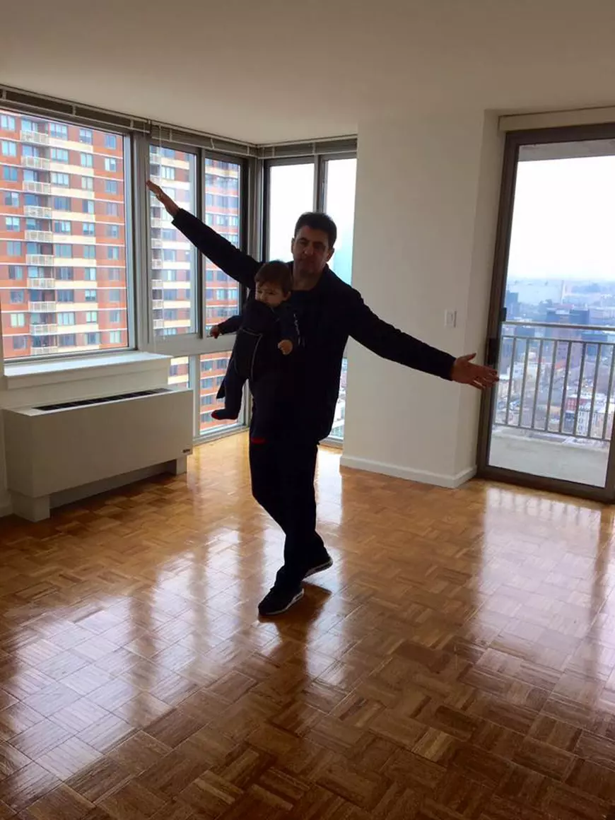 Soțul Silviei Lăuneanu și băiețelul lor, în noul apartament