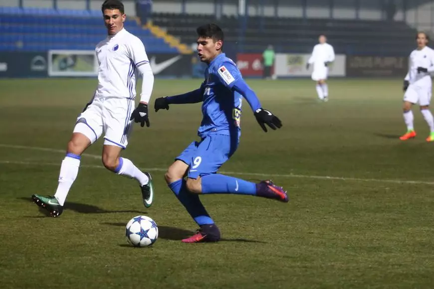 Atacantul Florinel Coman, 18 ani, în echipament albastru, este starul echipei de juniori a Viitorului