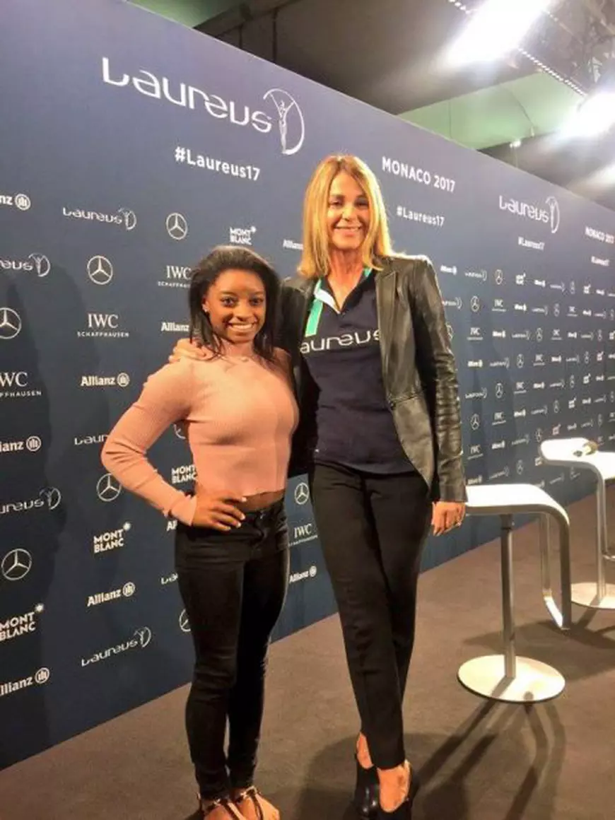 Nadia Comăneci, într-o ținută curajoasă! A lăsat să i se vadă tot la premiile Laureus! / FOTO în articol