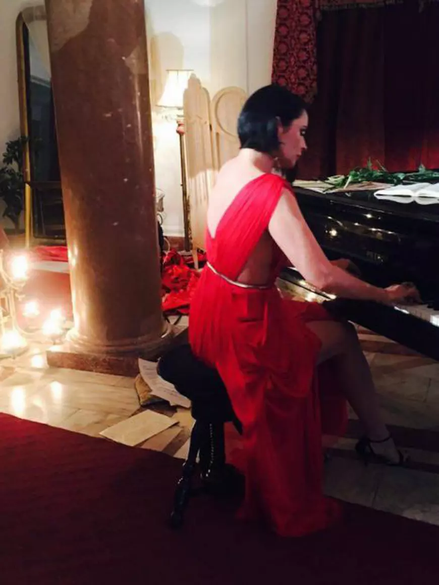 Andreea Marin, surprinsă în timp ce cântă la pian. S-a întâmplat în pauza dintre filmări. “Mi se făcuse dor”