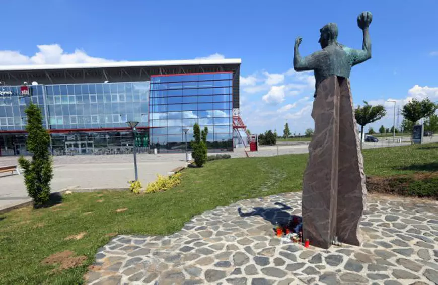 8-Statuia-cu-sala-1024x665