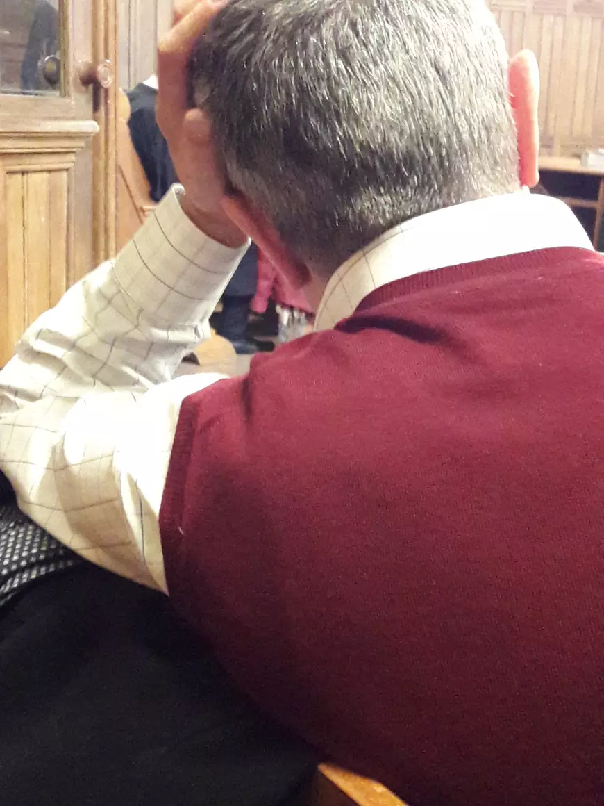 Vasile Avram ascultă cu pledoaria judecătorilor cu capul sprijinit în palma stângă