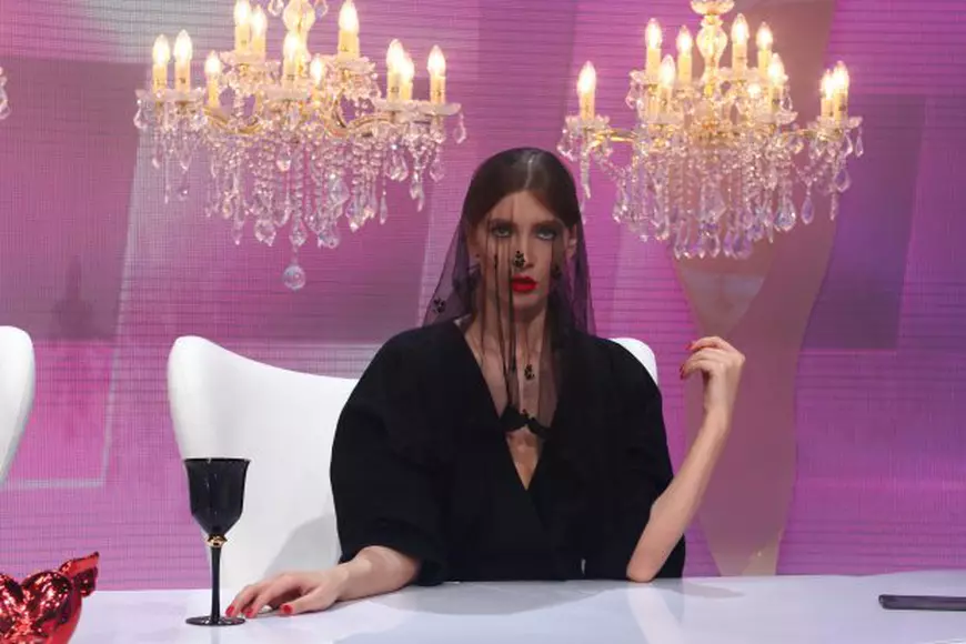 Iulia Albu poartă doliu de Valentine's Day. Incredibil ce ținută ales