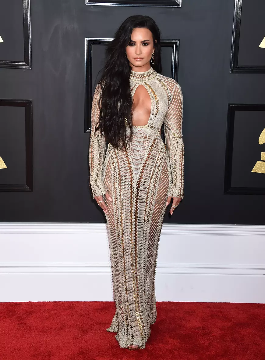 Celine Dion, seducătoare pe covorul roșu la premiile Grammy. Nici nu zici că are 48 de ani